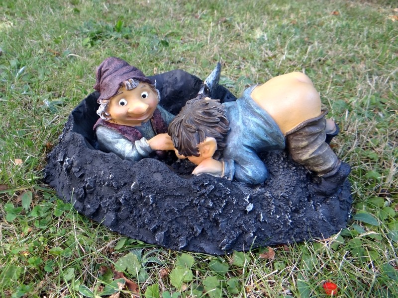 Gnom im Erdhügel Figur Gartenfigur Garten Troll